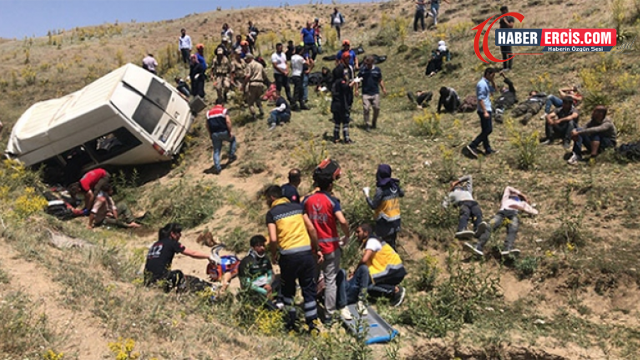 Van'da kaçak göçmenlerin taşındığı minibüs devrildi: 20 yaralı