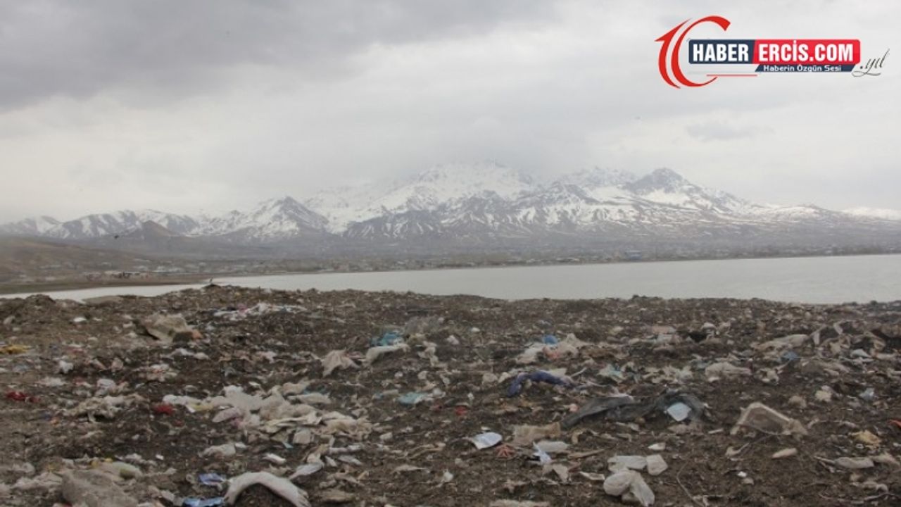 Van'da Karlar eridi çöp yığınları ortaya çıktı