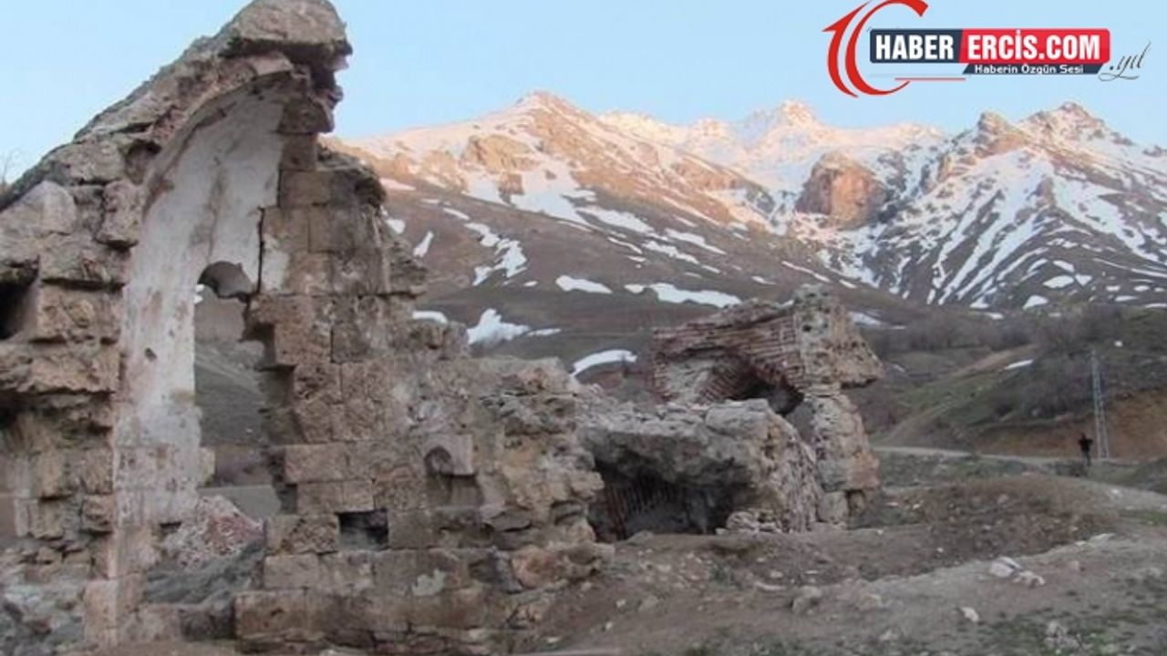 Van'da 769 yıllık manastır ve kiliseden geriye sadece duvarlar kaldı