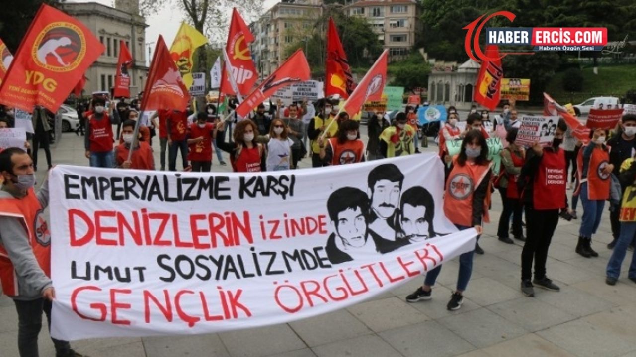 Üç Fidan için denize karanfiller bırakıldı