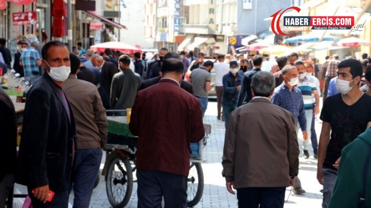 Van'da Koronavirüs tehdidine rağmen caddeler doldu taştı