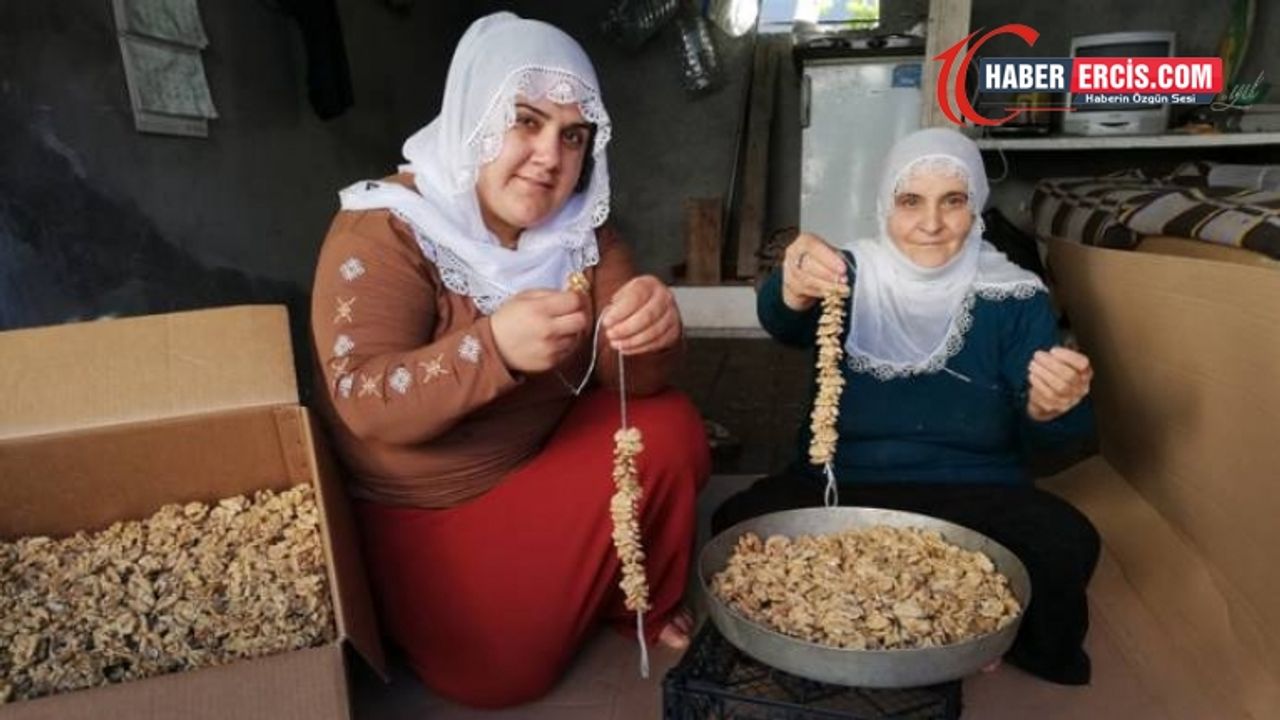 Ceviz ayıklayarak cezaevindeki 3 çocuğuna bakıyor