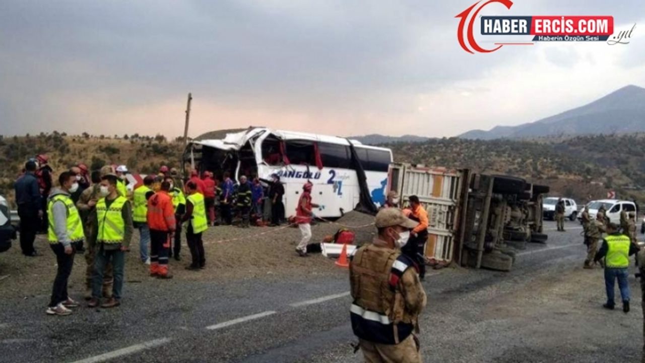 Van'ın yolcu otobüsü Tırla çarpıştı: 4 ölü, 16 yaralı