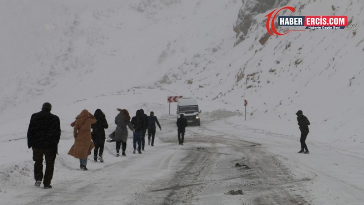 Van'da 42 kişinin can verdiği yolda çığ riski sürüyor