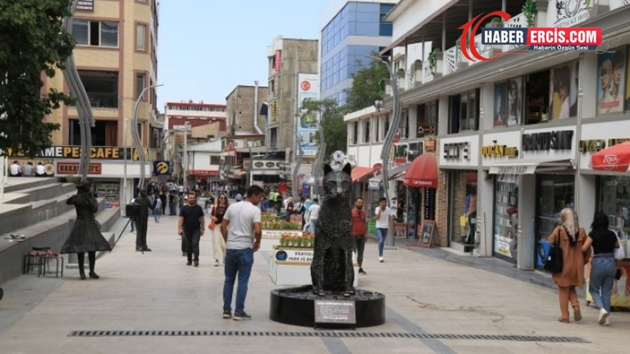 Vanlılar: Giderleri halkın cebinden çıkan saray yıkılmalı