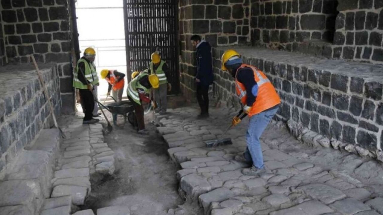 Diyarbakır’da Roma İmparatorluğu’na ait 1700 yıllık taş döşemeler gün yüzüne çıktı