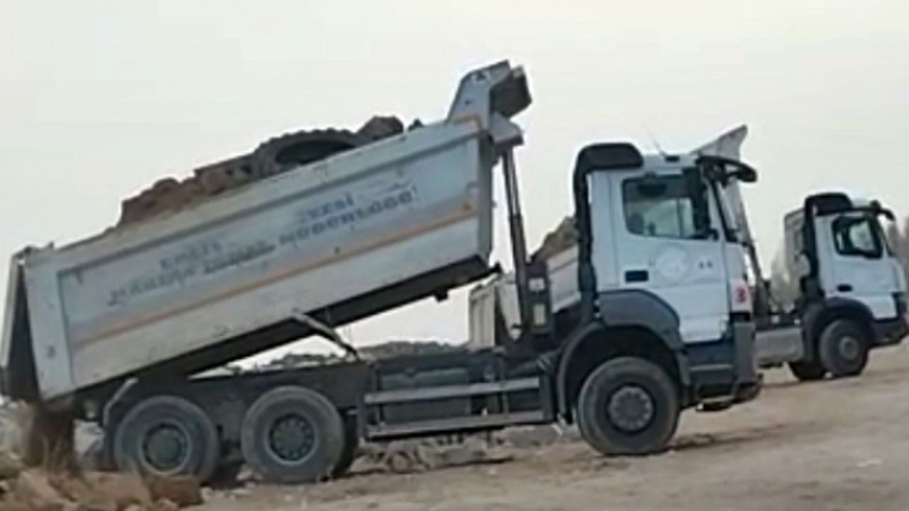 Koruma altına alınan Van Gölü'ne Erciş Belediyesi tarafından yüzlerce ton hafriyat döküldü