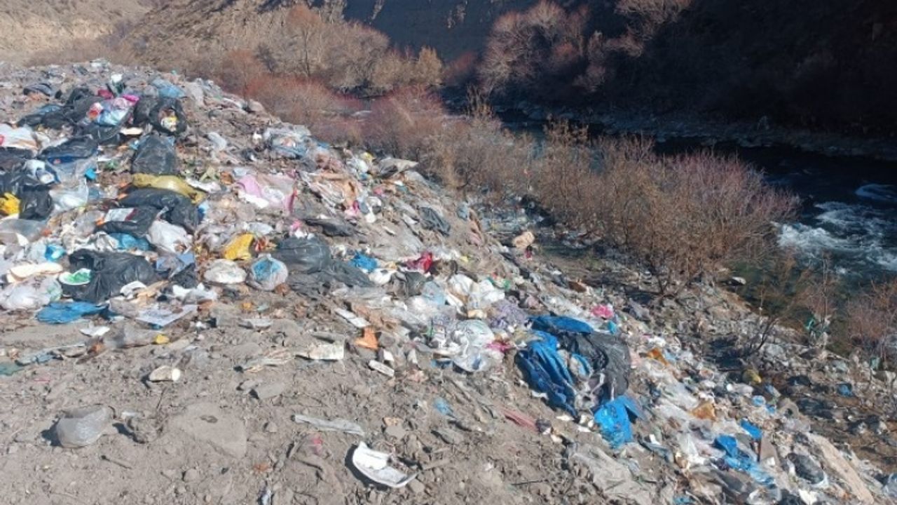Van'da toplanan çöpler Van Gölü ve Botan Çayı’nın kenarına dökülüyor