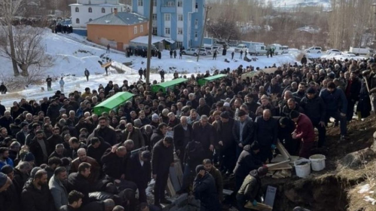 Depremde hayatını kaybeden Vanlı aileden 10 kişi defnedildi