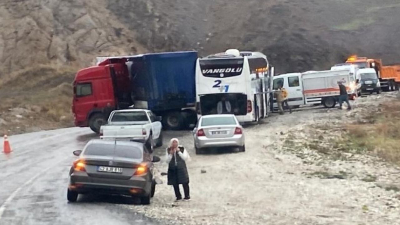Hakkari-Van karayolunda trafik kazası: 3 ölü, 3 yaralı