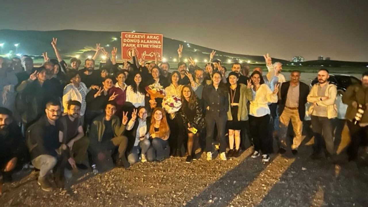 7 aydır tutuklu bulunan 11 gazeteci ilk duruşmada tahliye edildi