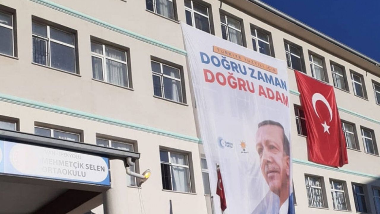 Erdoğan’ın pankartı bu kez de okul duvarında
