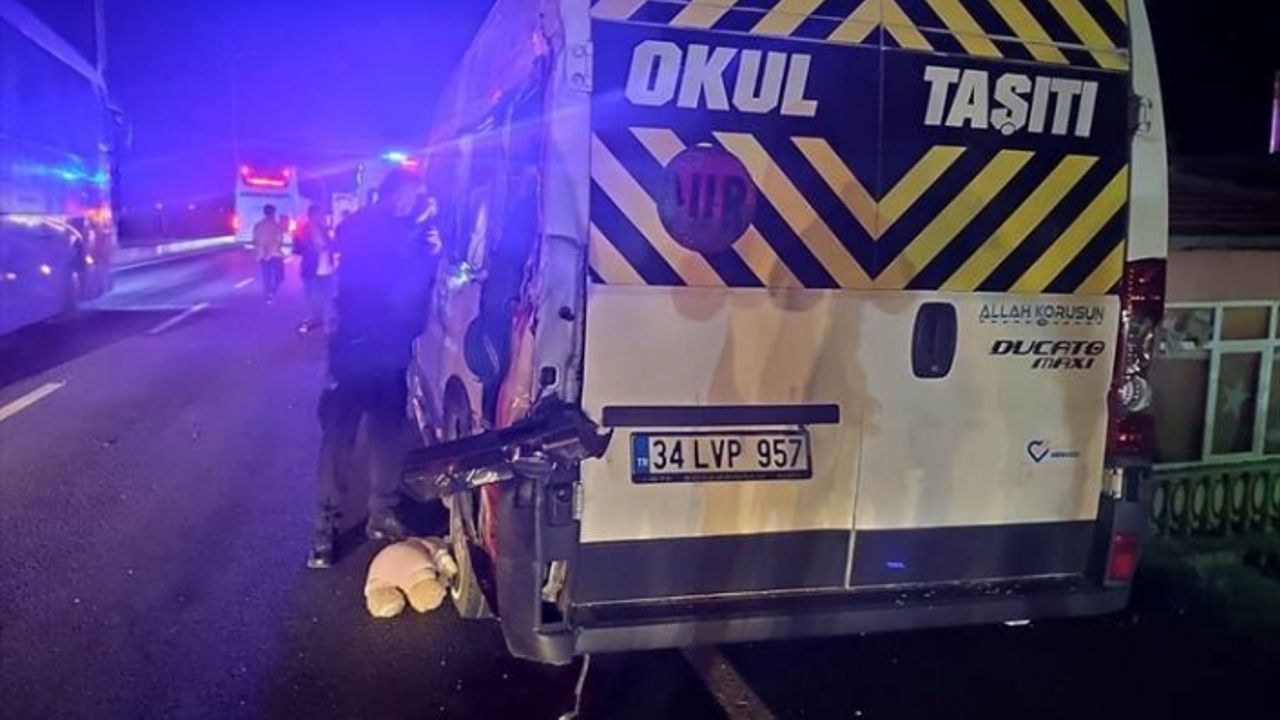 Bayram için Van’a gelen minibüs, TIR’la çarpıştı: 3 ölü, 16 yaralı!