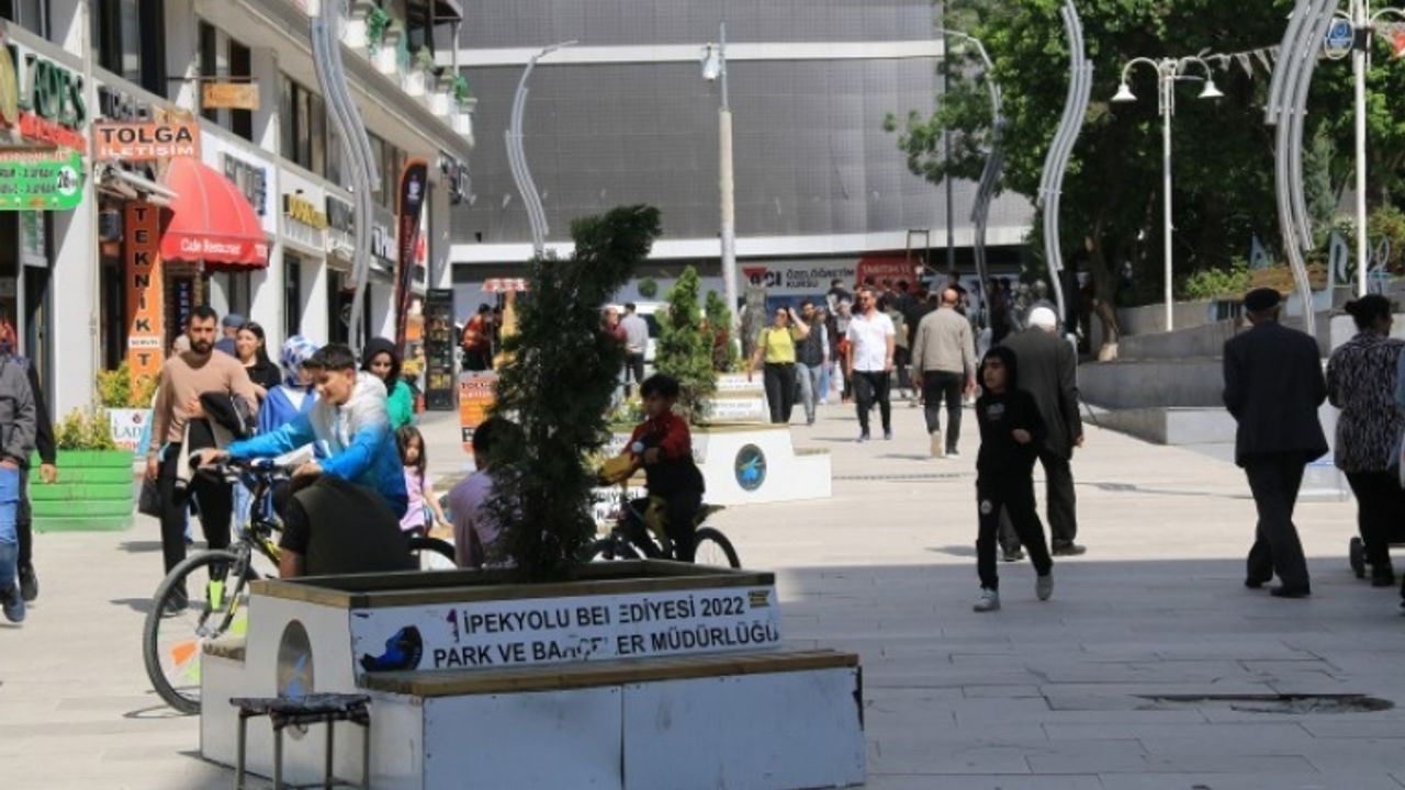 Van sokakları: AKP yükseldikçe, ekonomi düşüyor