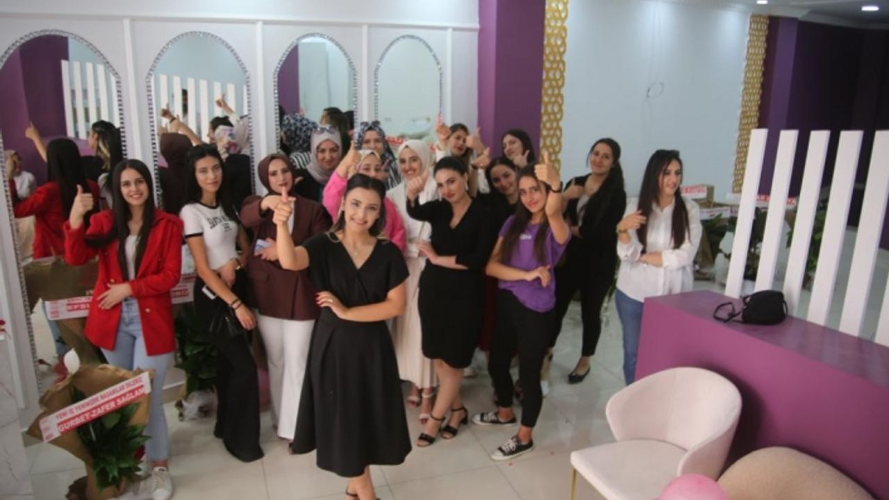 Erciş'te Ebru Lility Beauty Center isimli güzellik merkezi hizmete açıldı