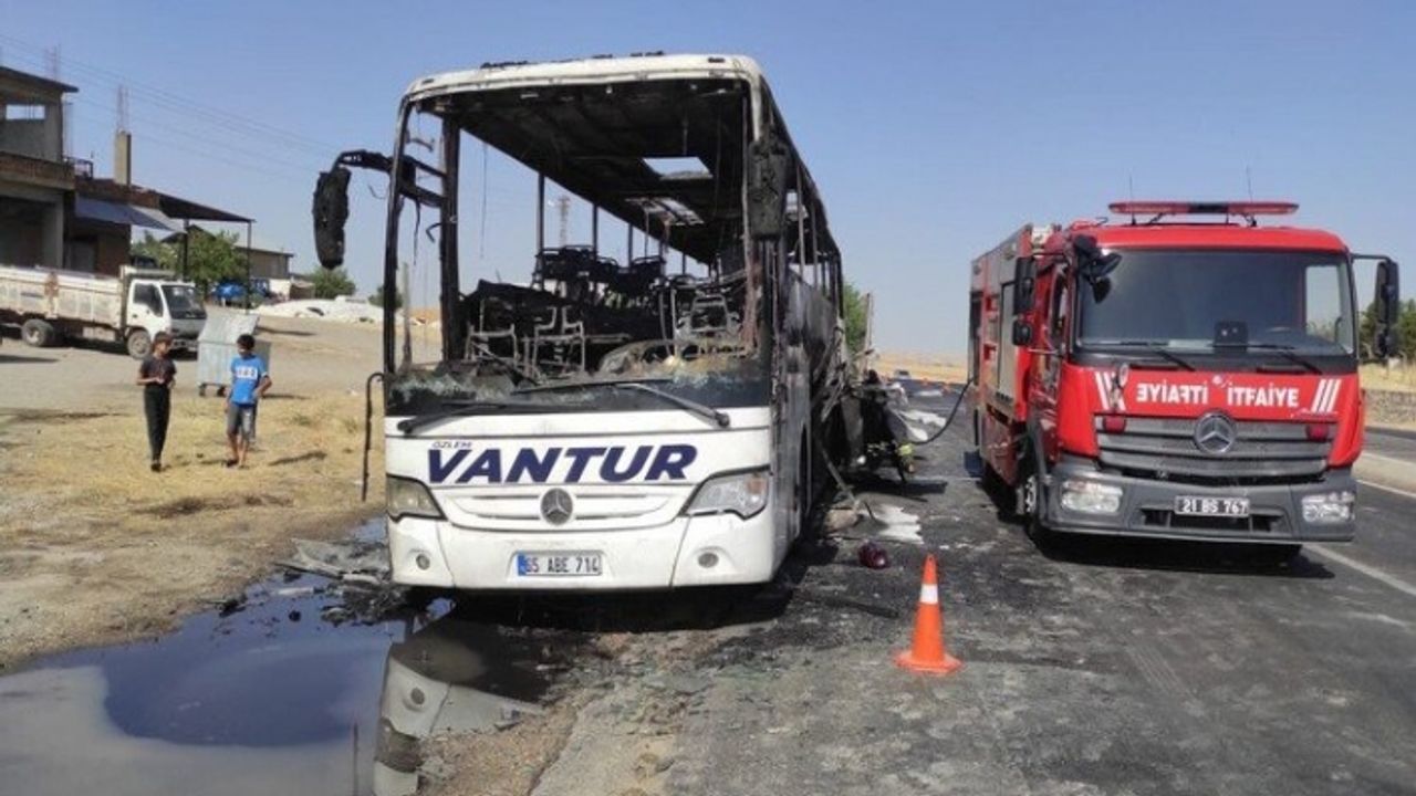 Seyir halindeki Van'a ait yolcu otobüsü yandı: Facianın eşiğinden dönüldü