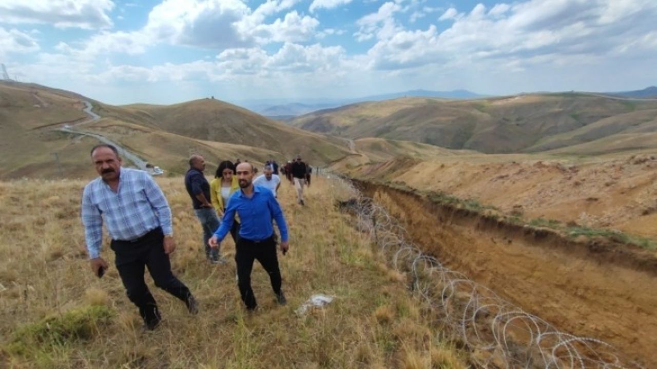 Van'da tepki gösteren mahalleliler hendeklerin kapatılmasını istedi