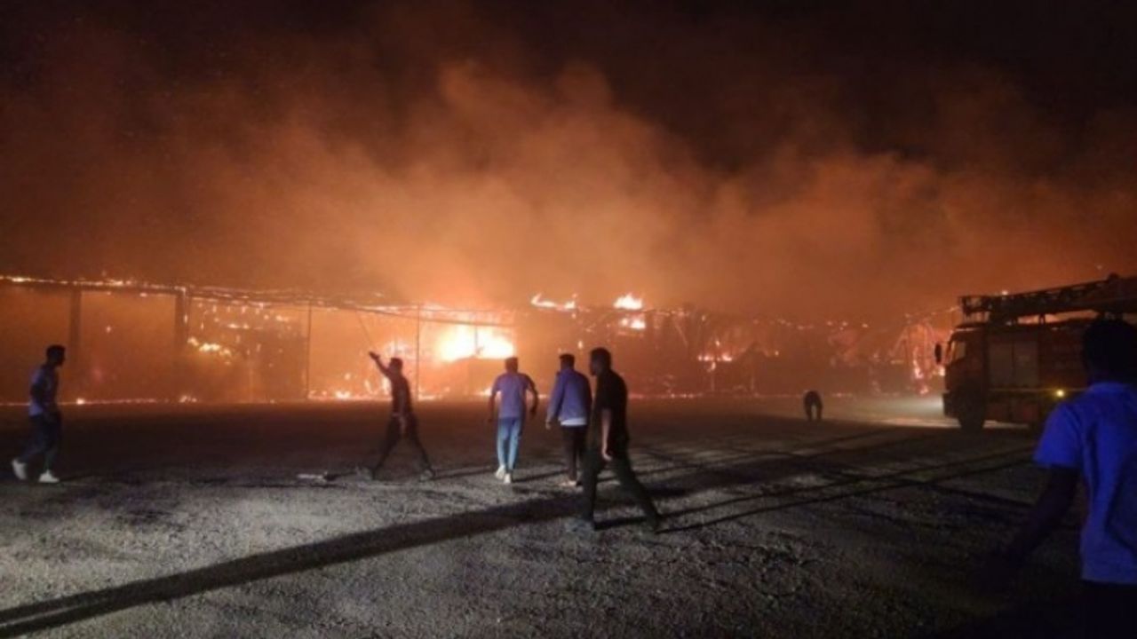 Van’da Samancılar sitesinde yangın 12 dükkan küle döndü