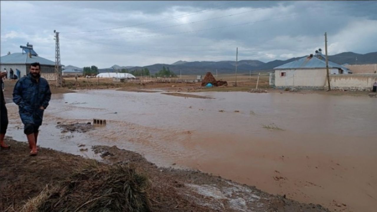 Van’da sel: Ev çöktü, tarım arazileri zarar gördü