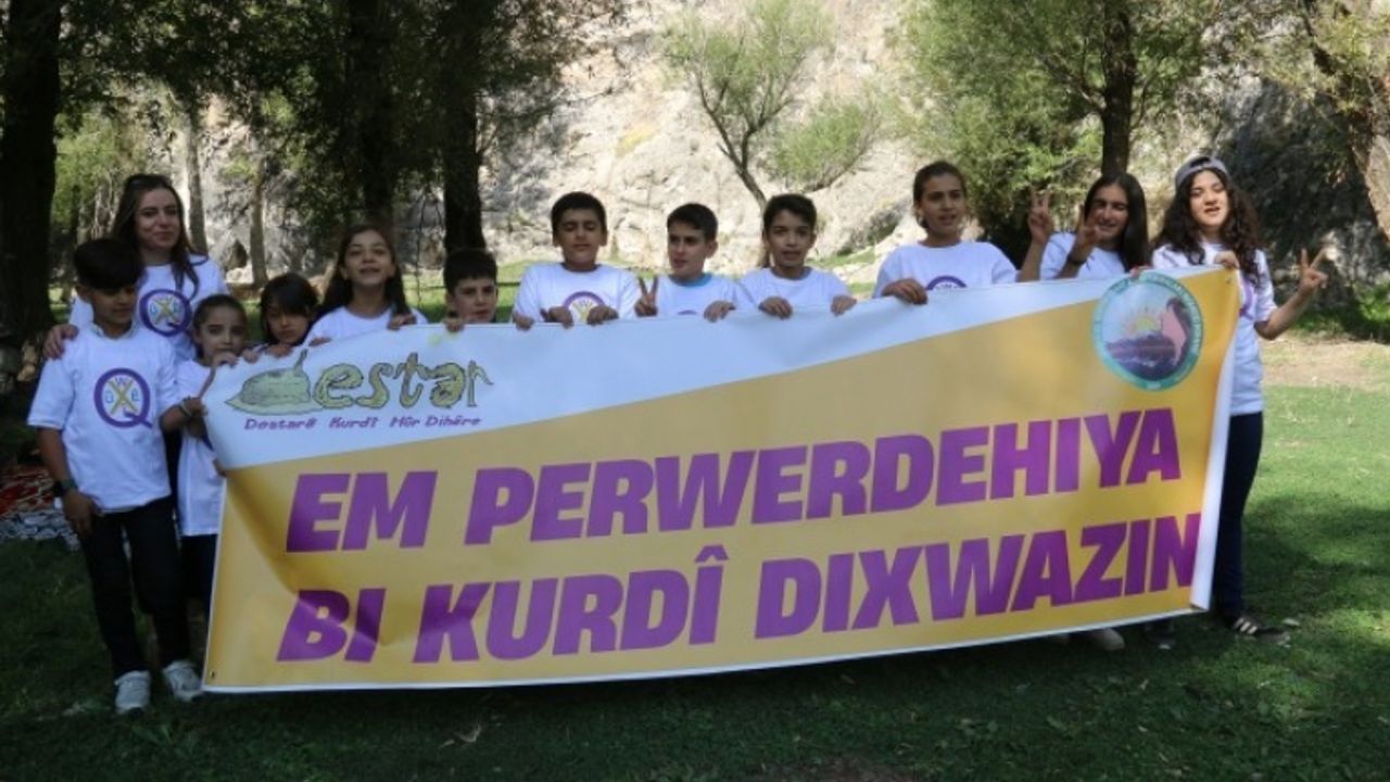 Van'da Kürtçe kursuna katılan çocuklar mezun oldu