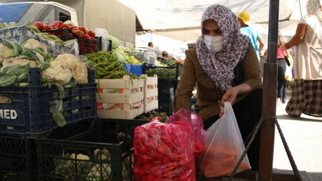 Van'da Pazara gelen kadınlar elleri boş dönüyor
