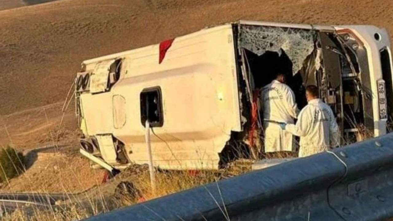 Van'dan Antep'e düzensiz göçmenleri taşıyan otobüs kaza yaptı 5 ölü, 21 yaralı