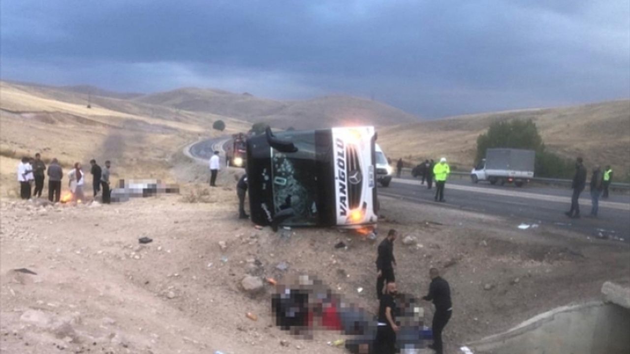 Van'a ait yolcu otobüsü Sivas'ta devrildi: 7 ölü, 40 yaralı