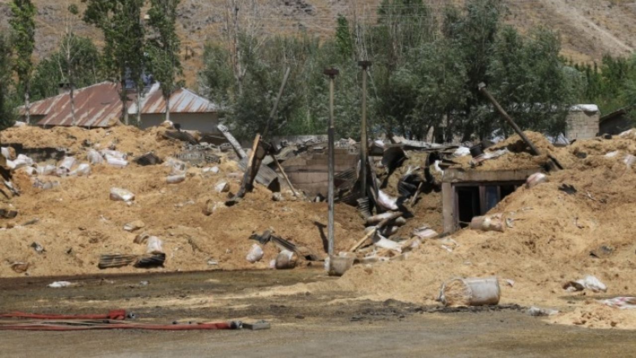 Van'da Yangında mağdur olan esnaftan dükkanlarını boşaltmaları istendi