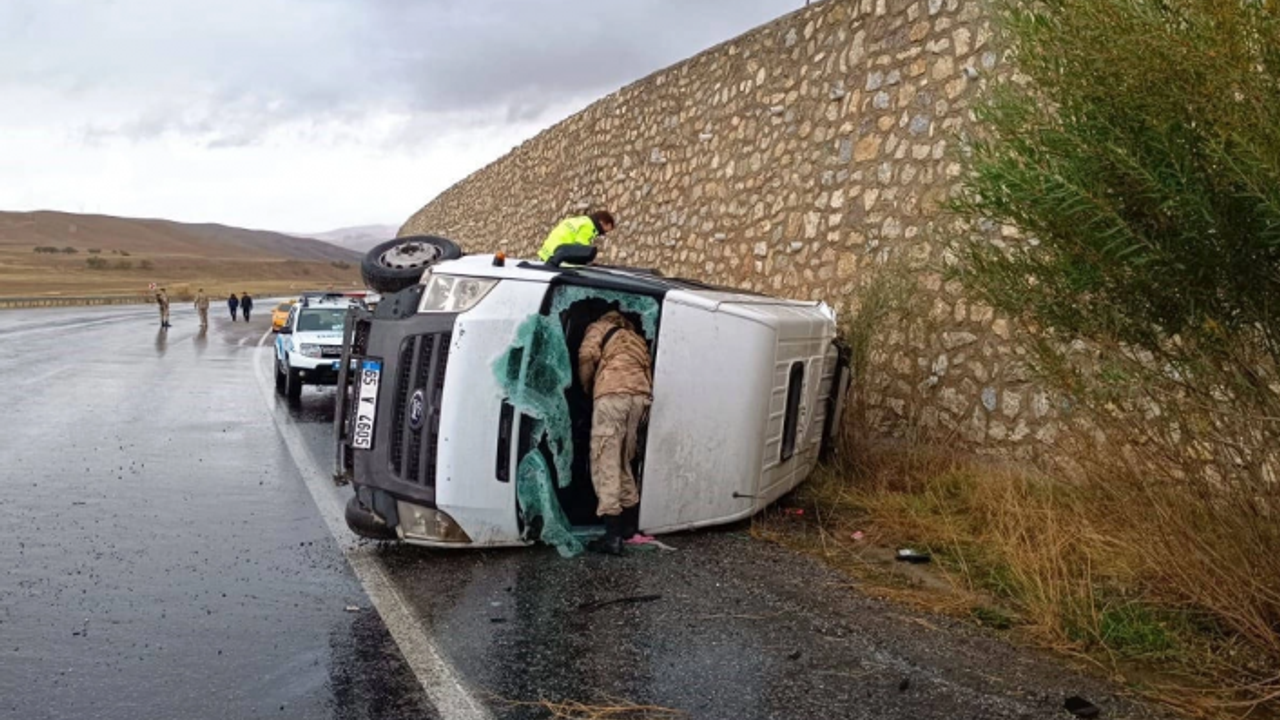 Van'da yolcu minübüsü devrildi: 2'si ağır 14 yolcu yaralandı