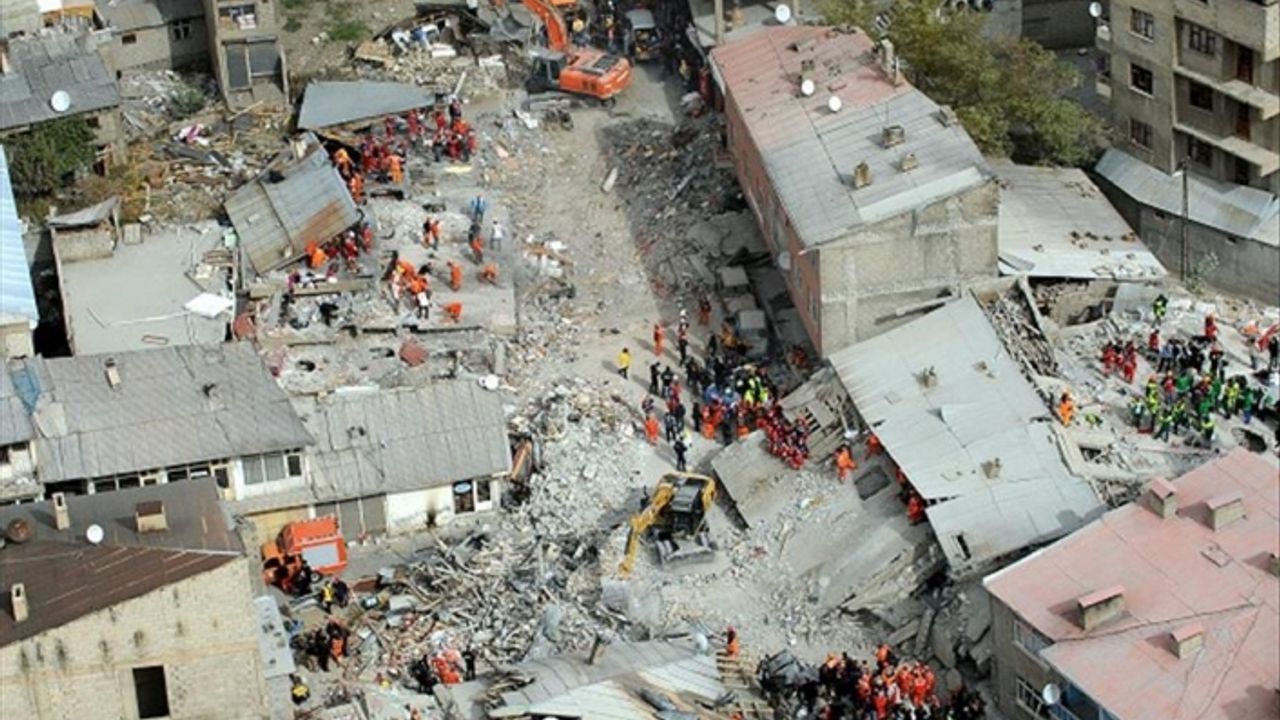 Van-Erciş depremin'in üzerinden 12 yıl geçti: "Ranta değil yaşama çağırıyoruz"