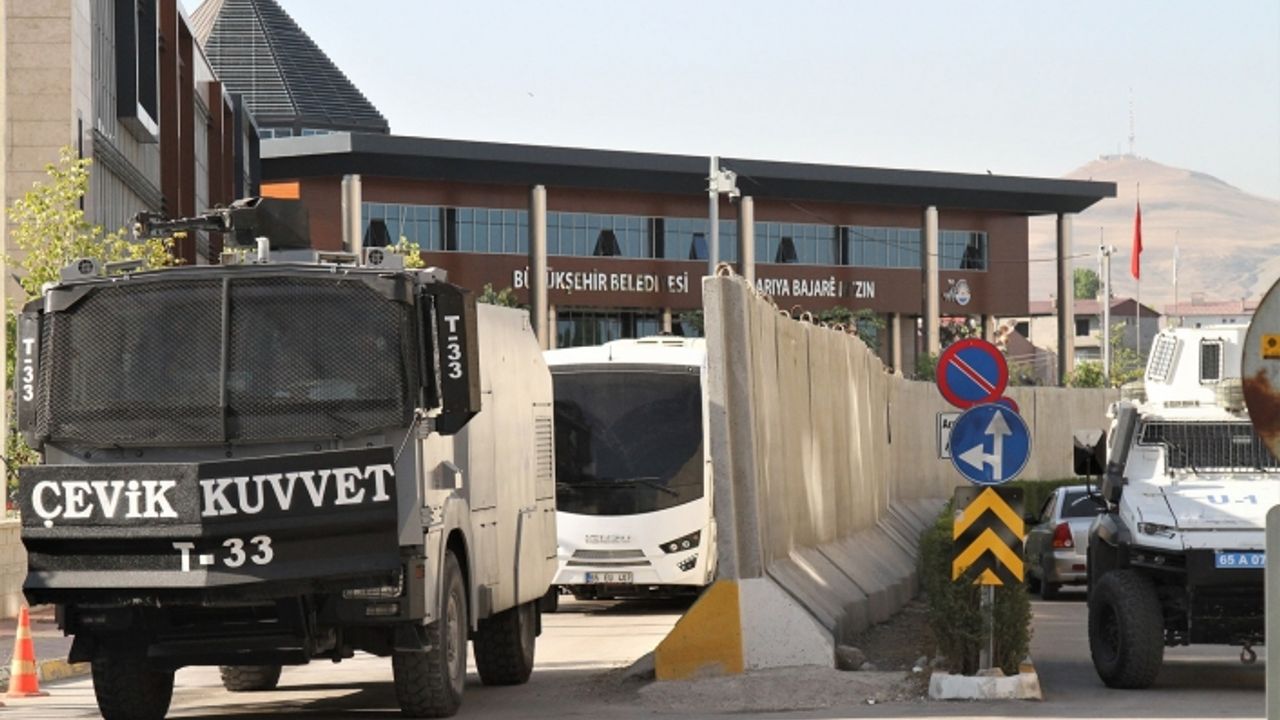 Van kayyımları hem satıyor hem borçlandırıyor