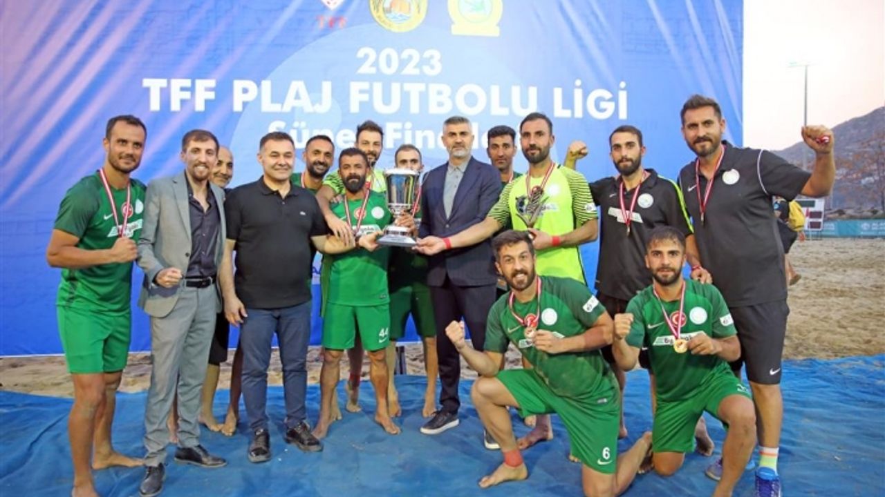 Türkiye Plaj Futbolu Ligi Süper Finalleri’nde Ömeroğulları Erciş Spor şampiyon oldu