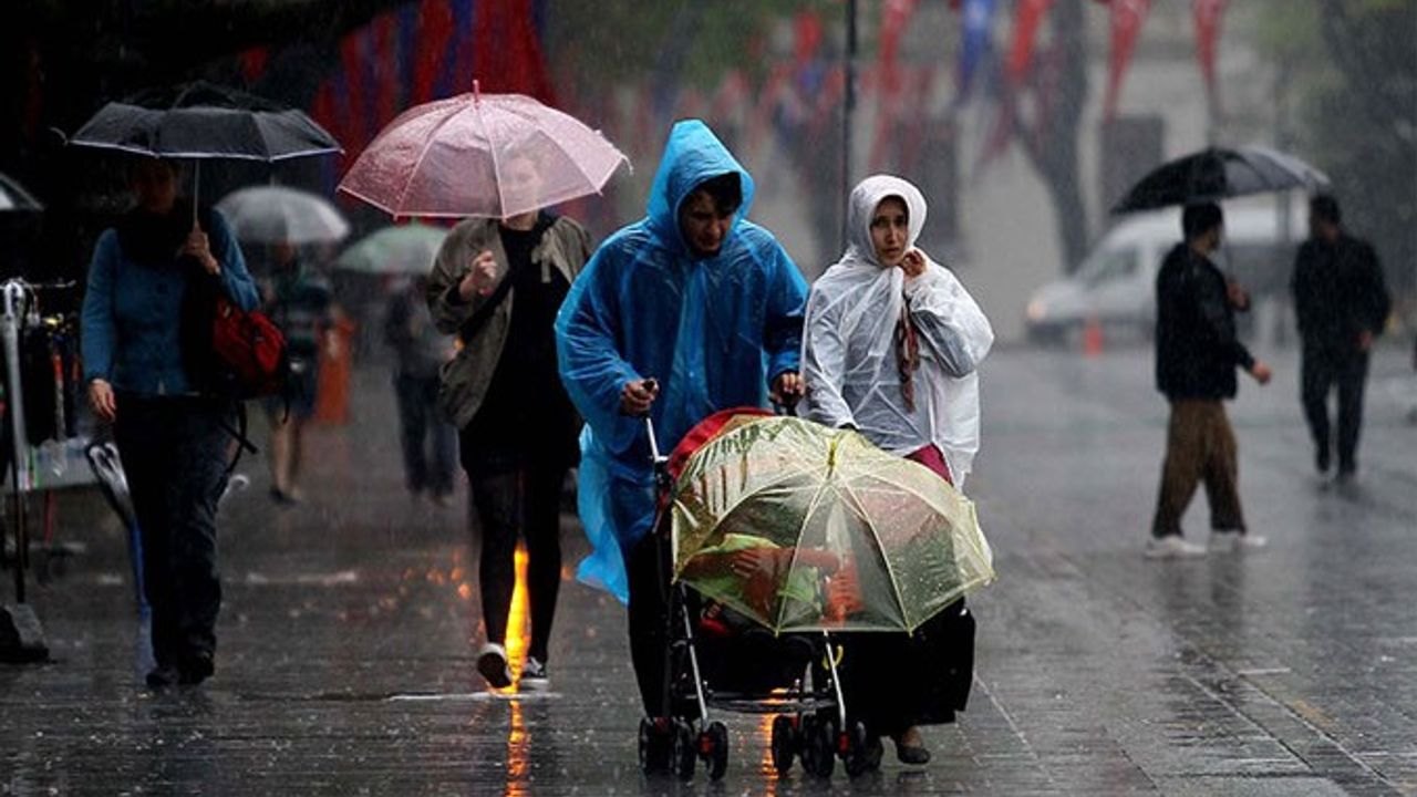 Fırtına uyarısı: Hafta sonu 66 ilde yoğun yağış veya rüzgar bekleniyor, İstanbul'da rüzgarın hızı saatte 100 km'yi geçebilir