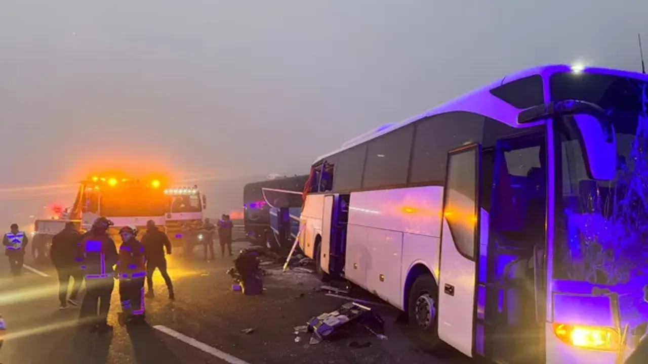 Kuzey Marmara Otoyolu'nda 7 aracın karıştığı zincirleme kazada 10 kişi hayatını kaybetti