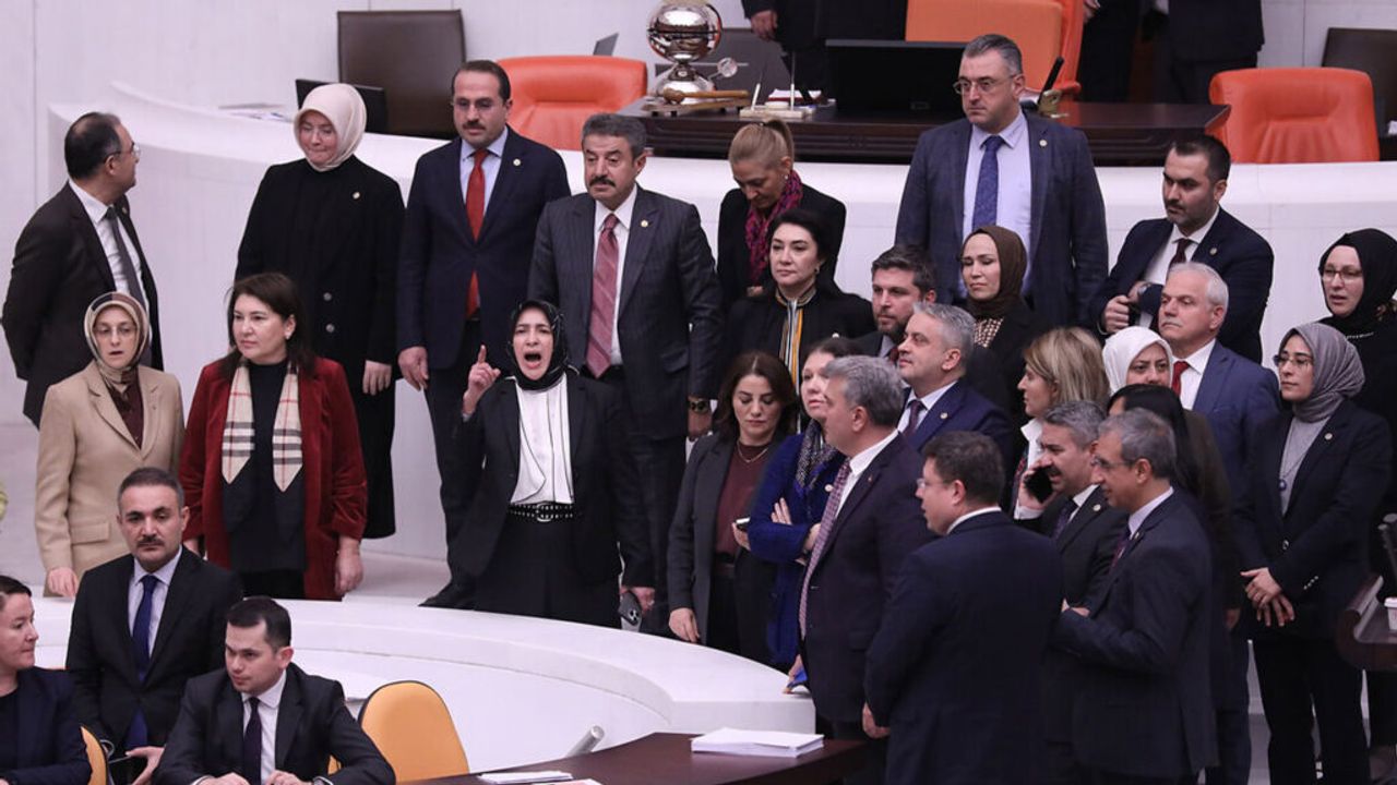 Şiddet, Yoksulluk ve işsizlik verilerine tahammülsüzlük: AKP'li vekiller Meclis'i terketti