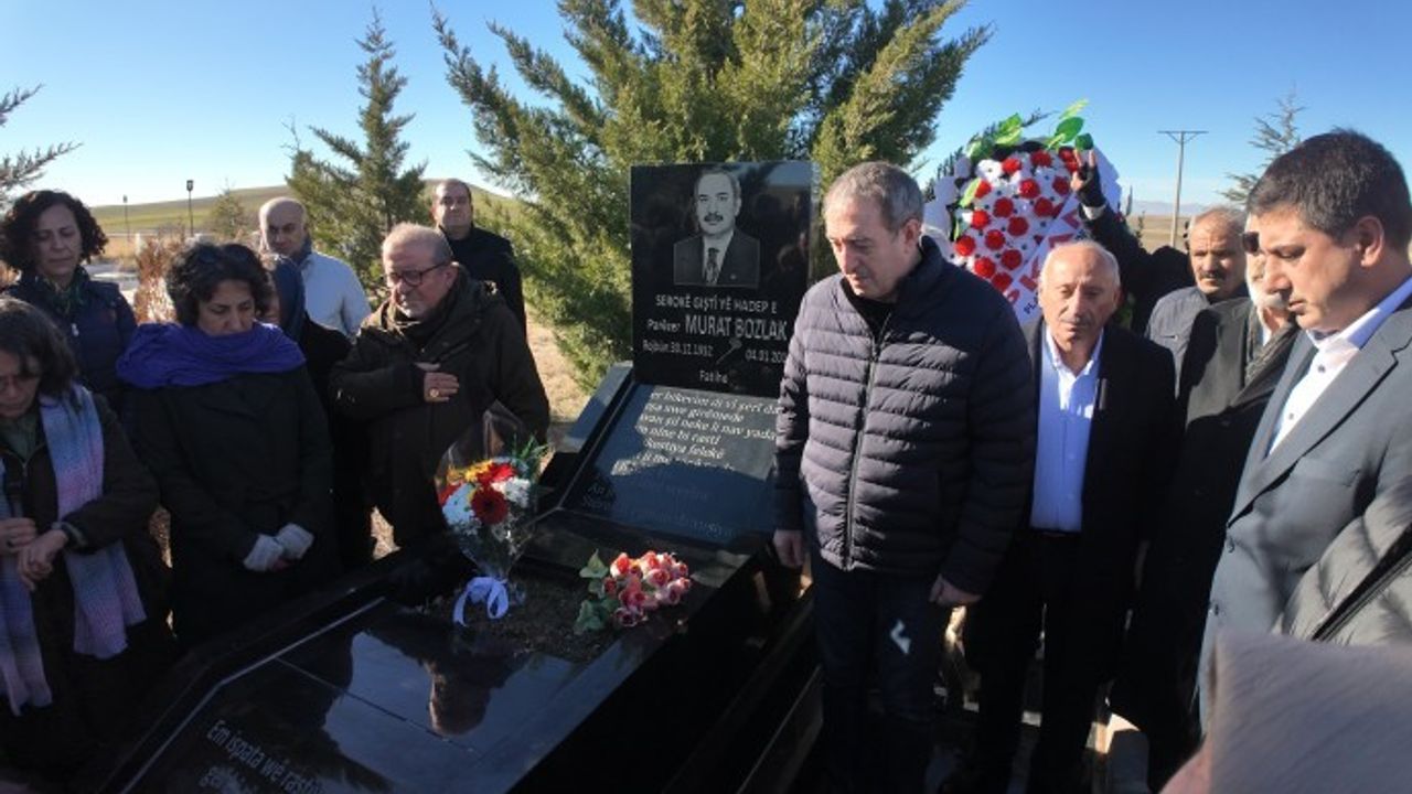 Murat Bozlak mezarı başında anıldı