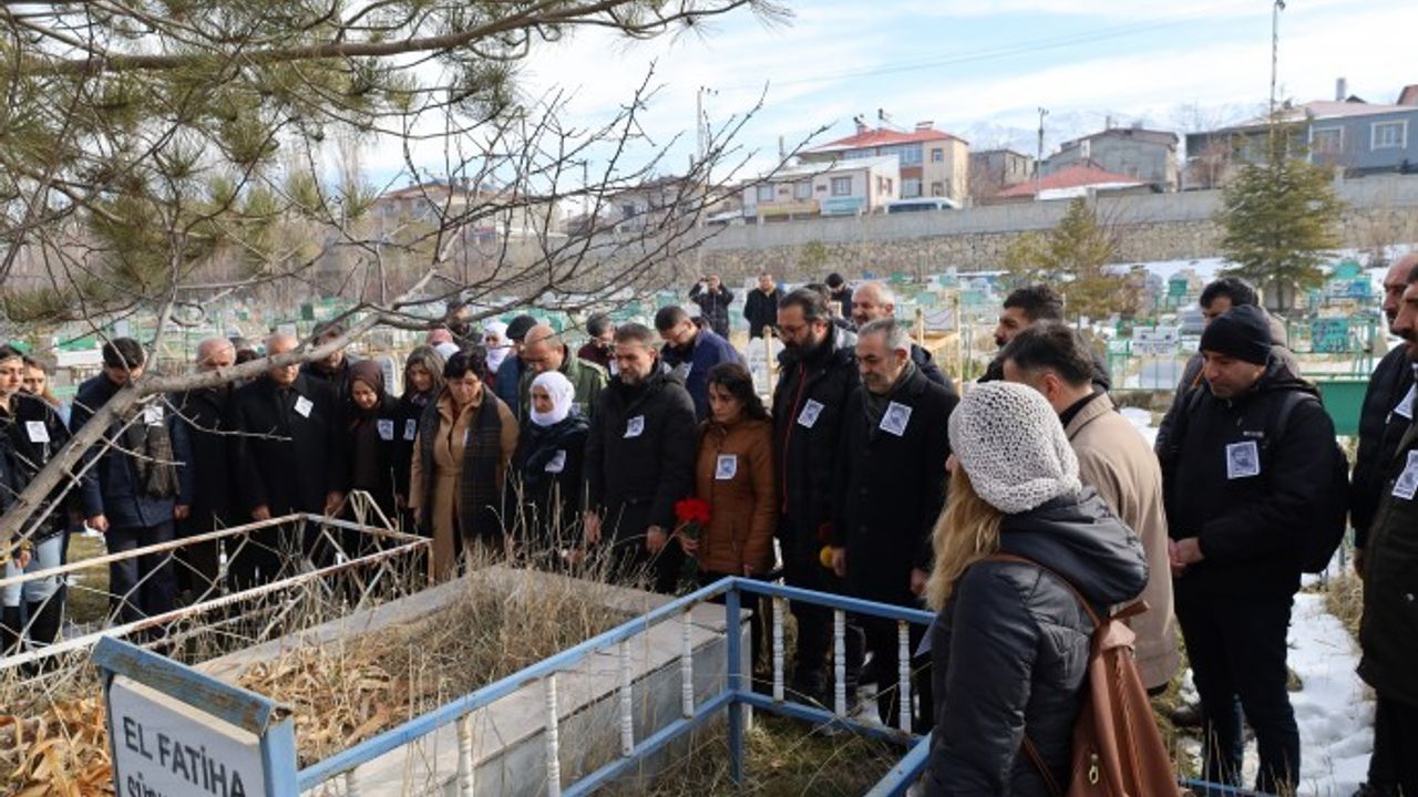 Özgür Basın emekçisi Karaağar Van'da mezarı başında anıldı