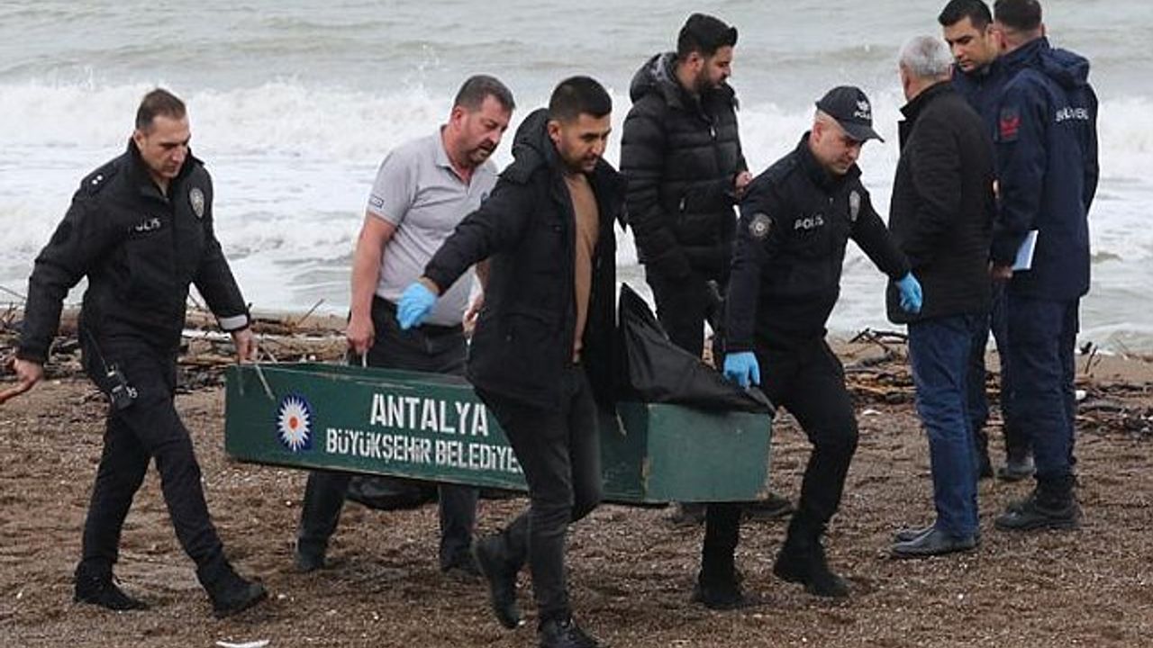 Antalya Valiliği: Cansız bedenlerden 5'i kaybolan göçmen teknesindeki mülteciler olabilir