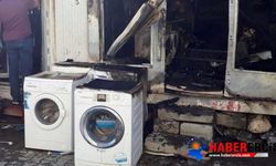 Erciş'te çıkan yangında 2 dükkan kül oldu