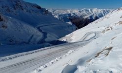 Kardan kapanan Bahçesaray yolu ulaşıma açıldı