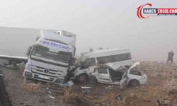 Çaldıran'da 3 aracın karıştığı kazada1 kişi hayatını kaybederken, 1 kişi de yaralandı