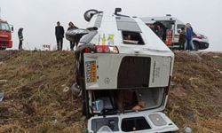 Van’da yolcu minibüsü devrildi: 12 yaralı
