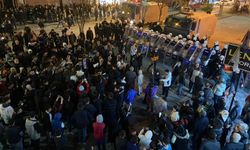 Mersin Akdeniz'de Kayyım Protestosuna Sert Polis Müdahalesi