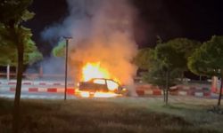 Erciş’te trafik kazası: Alev alan araç kullanılamaz hale geldi