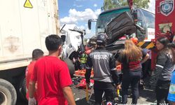 Yolcu otobüsü gişedeki araçlara çarptı: En az 12 ölü