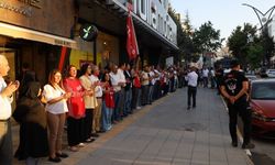 Van'da kayyım tarafından işine son verilen 223 işçi için insan zinciri oluşturuldu
