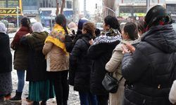 Kadınlar saçlarını örerek Rojava'ya dönük saldırılara karşı tepkilerini sürdürüyor