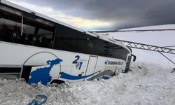 Van’da yolcu otobüsü kar küreme aracına çarptı: 11 yaralı