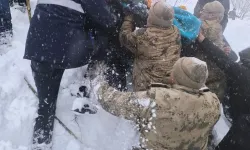 Van’da çığ felaketi: Enkazdan yaralı çıkarılan kadın yaşamını yitirdi