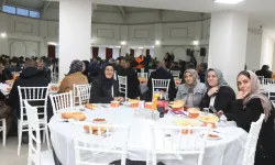 Başkale Belediyesi’nin iftar programında esnaf ve yurttaşlar bir araya geldi